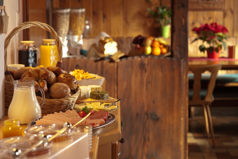 brasserie-VILLENEUVE D ENTRAUNES-min_breakfast_buffet_food_restaurant_meal_hotel_plate_fresh-718745